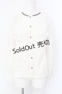 axes femme POETIQUE / リボンブローチ付きブラウス  アイボリー×ネイビー O-25-07-29-081-AX-BL-IG-OS