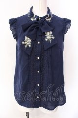 axes femme / 刺繍リボンノースリーブブラウス  ネイビー O-25-07-29-109-AX-BL-IG-OS