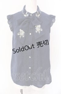 axes femme / 刺繍リボンノースリーブブラウス  ネイビー O-25-07-29-109-AX-BL-IG-OS