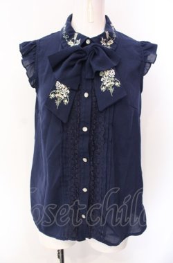 画像1: axes femme / 刺繍リボンノースリーブブラウス  ネイビー O-25-07-29-109-AX-BL-IG-OS