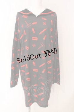 画像1: LISTEN FLAVOR / おくすり総柄セーラーOP  ブラック×レッド O-25-08-02-074-PU-OP-IG-OS