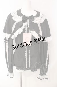 metamorphose / 【プラスサイズ】ケープ付き丸襟ブラウス 2 クロ×シロ O-25-08-05-069-ME-BL-OW-OS