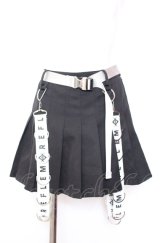 REFLEM / Dリングサス付きプリーツスカートパンツ  ブラック×ホワイト O-25-08-08-006-PU-PA-IG-OS