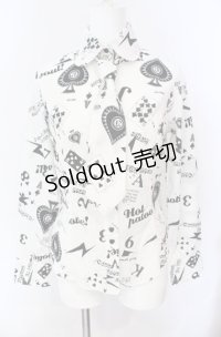 BATSU / 総柄プリントタイ付きブラウス  ホワイト×ブラック O-25-08-09-007-PU-BL-IG-OS