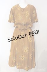 KETTY / ひまわり柄ピンタックワンピース  ブラウン系 O-25-08-10-059-EL-OP-OW-OS
