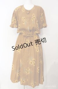 KETTY / ひまわり柄ピンタックワンピース  ブラウン系 O-25-08-10-059-EL-OP-OW-OS