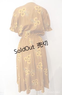 画像4: KETTY / ひまわり柄ピンタックワンピース  ブラウン系 O-25-08-10-059-EL-OP-OW-OS