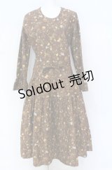 KANEKO ISAO / 花束柄タック使いワンピース  ブラウン O-25-08-10-062-EL-OP-OW-ZI