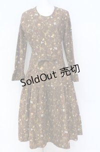 KANEKO ISAO / 花束柄タック使いワンピース  ブラウン O-25-08-10-062-EL-OP-OW-ZI