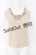 KANEKO ISAO / フラワーモチーフ使いノースリーブニット  ベージュ O-25-08-10-017-EL-TO-OW-ZI