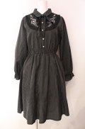 axes femme / 巻きバラ×額縁ワンピース  クロ O-25-08-11-057-AX-OP-IG-OS