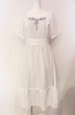 画像1: axes femme / すみれ刺繍ワンピース  シロ O-25-08-11-059-AX-OP-IG-OS