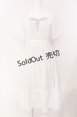 画像1: axes femme / すみれ刺繍ワンピース  シロ O-25-08-11-059-AX-OP-IG-OS
