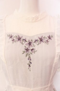 画像2: axes femme / すみれ刺繍ワンピース  シロ O-25-08-11-059-AX-OP-IG-OS