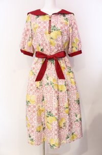 axes femme / レモン×タイル柄セーラーワンピース  アカ O-25-08-11-061-AX-OP-IG-OS