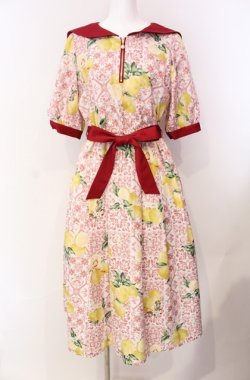 画像1: axes femme / レモン×タイル柄セーラーワンピース  アカ O-25-08-11-061-AX-OP-IG-OS
