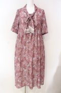 axes femme / ローズレース柄ボータイワンピース F ピンク O-25-08-13-066-AX-OP-OW-OS