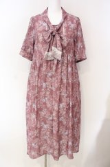axes femme / ローズレース柄ボータイワンピース F ピンク O-25-08-13-066-AX-OP-OW-OS