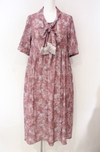 axes femme / ローズレース柄ボータイワンピース F ピンク O-25-08-13-066-AX-OP-OW-OS