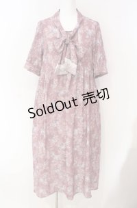 axes femme / ローズレース柄ボータイワンピース F ピンク O-25-08-13-066-AX-OP-OW-OS