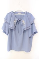 axes femme / 刺繍入ケープブラウス F サックス O-25-08-13-092-AX-BL-OW-OS