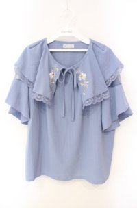 axes femme / 刺繍入ケープブラウス F サックス O-25-08-13-092-AX-BL-OW-OS