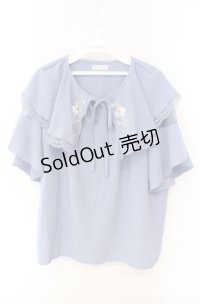 axes femme / 刺繍入ケープブラウス F サックス O-25-08-13-092-AX-BL-OW-OS