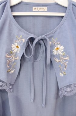 画像2: axes femme / 刺繍入ケープブラウス F サックス O-25-08-13-092-AX-BL-OW-OS