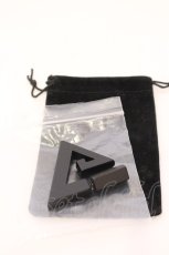 画像1: KMK / トライアングルピアス  ブラック O-25-08-16-1014-PU-AC-YM-ZT488-F005 (1)