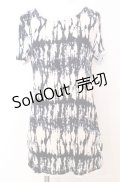 Ozz Croce / サイドギャザー染め風Tシャツ  ホワイト×ブラック×ブルー O-25-08-20-1044-OO-TO-IG-OS