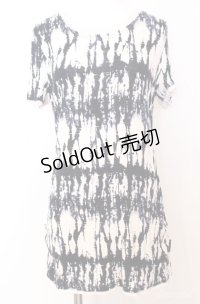 Ozz Croce / サイドギャザー染め風Tシャツ  ホワイト×ブラック×ブルー O-25-08-20-1044-OO-TO-IG-OS