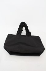 画像2: Maison de FLEUR / ブランドロゴフリルハンドルトートSバッグ  クロ O-25-08-20-033-LO-BG-OW-ZT501 (2)