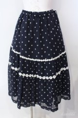 Jane Marple Dans Le Salon / Sprinkled flowers lace trimming skirt　スカート M クロ O-25-08-21-070-JM-SK-IG-OS