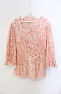 metamorphose / 【プラスサイズ】スクエアあきフリルブラウス（五分袖）  イチゴプリントピンク O-25-08-21-078-ME-BL-OW-OS