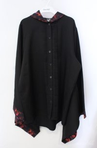 NieR Clothing / フード付き着物風袖ブロッキングシャツ【RED ROSE】  ブラック×レッド O-25-08-21-094-PU-BL-IG-OS
