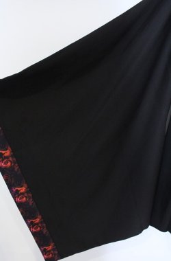 画像2: NieR Clothing / フード付き着物風袖ブロッキングシャツ【RED ROSE】  ブラック×レッド O-25-08-21-094-PU-BL-IG-OS