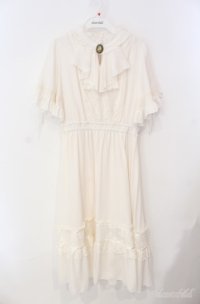 axes femme / カメオ付フレア袖ワンピース  オフ O-25-08-21-026-AX-OP-IG-OS