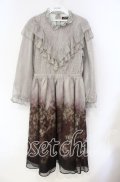 axes femme NOSTALGIE / ミスティローズ柄ワンピース F 公式展開色：ワイン O-25-08-23-104-AX-OP-OW-OS