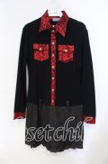 Qutie Frash / ドラゴンサテン切替デニムプリーツワンピース  ブラック×レッド O-25-08-23-030-QU-OP-OW-OS