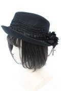 h.NAOTO / クロスロゴチャーム 中折ハット  ブラック O-25-08-25-012-HN-AC-IG-OS