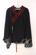 metamorphose / 【プラスサイズ】刺しゅう入り着物合わせ風ブラウス  クロ O-25-08-26-080-ME-BL-IG-OS