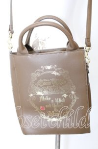 Maison de FLEUR / ヴィランズ ブック型バッグ  ブラウン O-25-08-29-054-LO-BG-YM-ZT511