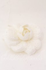 INGEBORG / スパンコール使いブローチ  シロ O-25-09-01-013-LO-AC-OW-ZT485-F004