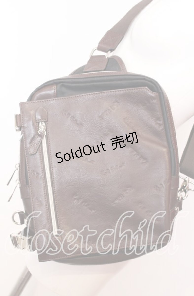 画像1: 【SALE】Karl Helmut / ランダムロゴ型押しボディバッグ  ブラウン O-25-09-03-001-EL-BG-IG-ZTK023 (1)