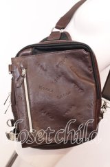 Karl Helmut / ランダムロゴ型押しボディバッグ  ブラウン O-25-09-03-001-EL-BG-IG-ZT-K023