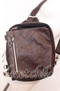 Karl Helmut / ランダムロゴ型押しボディバッグ  ブラウン O-25-09-03-001-EL-BG-IG-ZT-K023