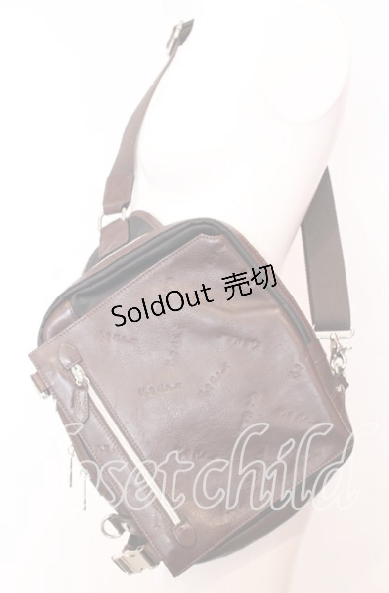 画像2: 【SALE】Karl Helmut / ランダムロゴ型押しボディバッグ  ブラウン O-25-09-03-001-EL-BG-IG-ZTK023 (2)