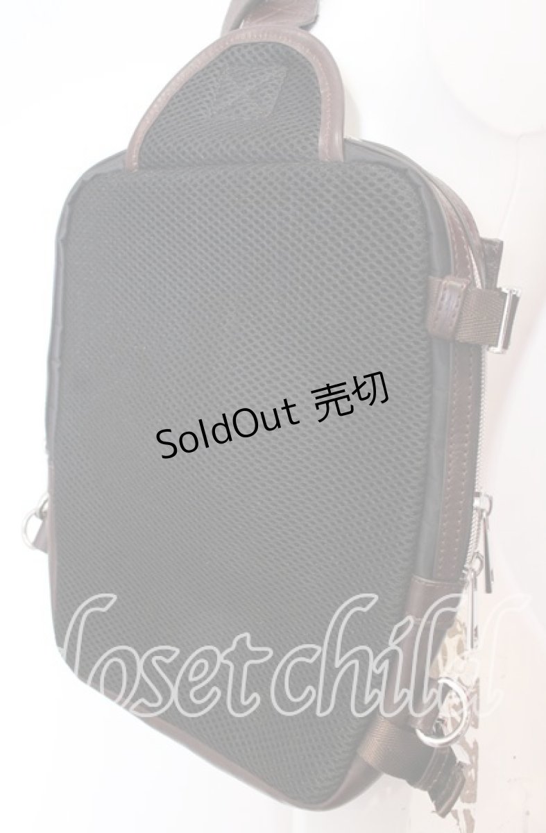 画像3: 【SALE】Karl Helmut / ランダムロゴ型押しボディバッグ  ブラウン O-25-09-03-001-EL-BG-IG-ZTK023 (3)