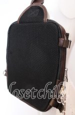 画像3: 【SALE】Karl Helmut / ランダムロゴ型押しボディバッグ  ブラウン O-25-09-03-001-EL-BG-IG-ZTK023 (3)