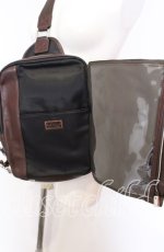 画像4: 【SALE】Karl Helmut / ランダムロゴ型押しボディバッグ  ブラウン O-25-09-03-001-EL-BG-IG-ZTK023 (4)